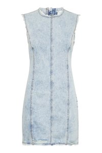 Vestido de ganga em azul claro com design sem mangas, bordas desfiadas e costura vertical. Apresenta um decote alto e uma silhueta ajustada.