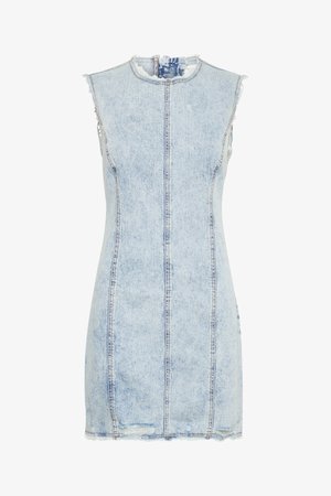 Rochie din denim de culoare albastră deschisă, cu un design fără mâneci, margini brute și cusături verticale. Prezintă un decolteu înalt și o siluetă ajustată.