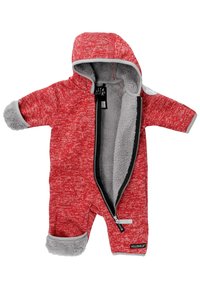Mono de nieve para niños pequeños en textura roja con capucha, forro de forro polar gris, cremallera negra y detalles grises en los puños. Etiqueta de la marca visible en la pierna.