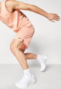 Nike Performance TOTALITY - Pantalón corto de deporte - apricot agate/black