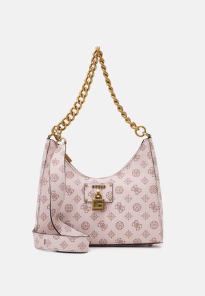 Hellrosa Guess-Handtasche mit braunen Logo-Mustern, goldenem Kettengriff, goldenem Verschluss und abnehmbarem, passendem Riemen vor weißem Hintergrund.