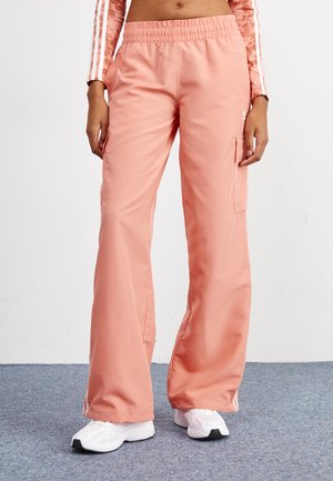 Pantalon cargo pêche avec une taille élastique et des poches latérales. Fabriqué en tissu lisse et léger ; design évasé et subtile brillance soyeuse.