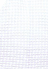 Tecido branco texturizado com um padrão quadriculado e sutis realces em roxo. Material suave e tecido com uma superfície ligeiramente elevada.