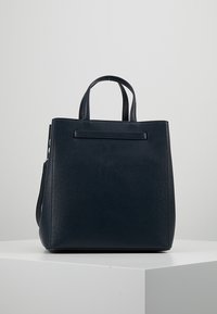 Borsa tote in pelle blu navy con due manici superiori, superficie strutturata, forma rettangolare e design minimalista. Nessuna ferramenta visibile.
