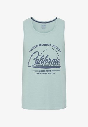 Gaiši zaļš bez piedurknēm topiņš ar apaļu kaklu un tumši zilu drukātu tekstu ar rakstiem un akcentiem, kas saistīti ar Santa Monikas pludmali.