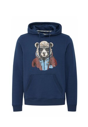 Tamno plavi dukserica s grafikom medvjeda u naočalama, uz dizajn jakne u crvenoj i plavoj boji. Uključuje prednji džep i kapuljaču s vezicom.