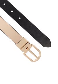 Cintura reversibile da donna con un lato beige testurizzato, lato nero liscio e fibbia rettangolare dorata con incisione del marchio.