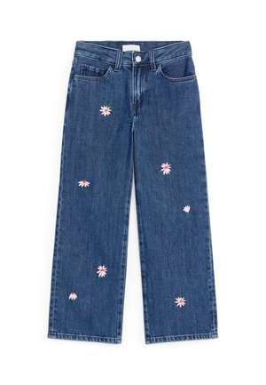 Jean en denim bleu avec jambes larges et petites broderies de marguerites roses dispersées sur les côtés avant.