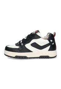 Zwarte en witte sneaker met een gestructureerde leren bovenkant, ronde neus, zwarte veters, rubberen zool en een rode lussen aan de hiel.