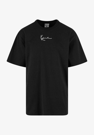 Čierne bavlnené tričko s krátkymi rukávmi a okrúhlym výstrihom. Na hrudi má biele podpisové logo. Hladká textura a voľný strih.