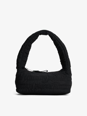 Quiltet sort håndtaske med en buet hank og lynlås. Udstyret med teksturerede mønstre og et blødt stofmateriale. Kompakt og alsidig design.