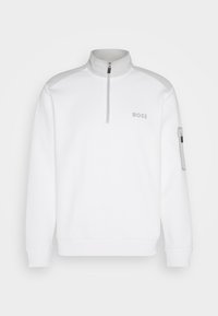 Pull-over blanc à manches longues avec fermeture éclair au quart, col montant, logo "BOSS" sur la poitrine et poche zippée sur la manche gauche.