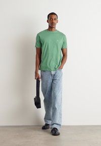 GANT PRINTED ARCHIVE SHIELD - T-shirt basique - dried forest