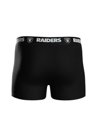 Bóxers negros con una banda elástica ancha que presenta "RAIDERS" en texto blanco y un logo, tejido suave y diseño ajustado.