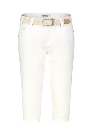 Weiße, gekürzte Hose mit Fronttaschen und einem beigen, gewebten Gürtel mit silberner Schnalle.