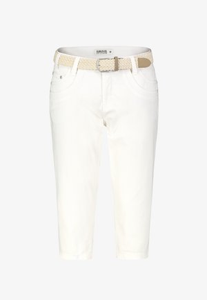 Weiße, gekürzte Hose mit Fronttaschen und einem beigen, gewebten Gürtel mit silberner Schnalle.