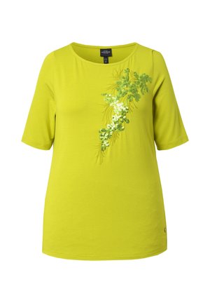 Limegrøn kortærmet skjorte med rund halsudskæring og diagonalt cluster af grønne og hvide pailletter og broderi på forsiden.