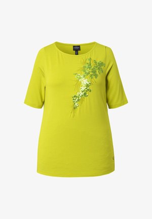 Limegrøn kortærmet skjorte med rund halsudskæring og diagonalt cluster af grønne og hvide pailletter og broderi på forsiden.