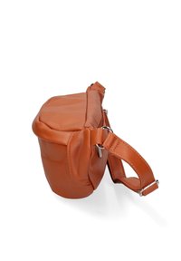Borsa a tracolla in ecopelle arancione di forma rotonda, con tracolla regolabile, chiusura con zip e dettagli di cucitura visibili.