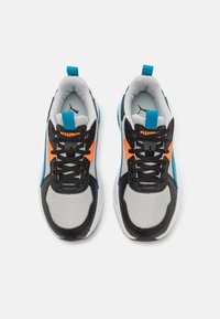 Šedé síťované tenisky s černými a modrými akcenty. Obsahují oranžové detaily, černé tkaničky a polstrovaný límec. Lehká gumová podešev.
