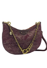 Sac à épaule en tissé bourgogne avec une forme courbée, une sangle en chaîne en laiton, des accents en cuir et un dessus zippé. Présente un détail de logo.