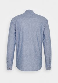 Jasnoniebieska, długotrwała koszula z długim rękawem, zapinana na guziki, z kołnierzykiem, przedstawiona z tyłu na białym tle.