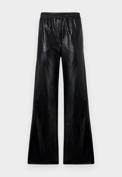 Pantaloni a gamba larga realizzati in un materiale nero lucido con una vita elastica. Il tessuto presenta una texture liscia e una leggera lucentezza.