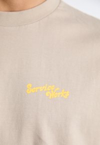 Service Works PLEASURE TEE - Μπλουζάκι με στάμπα - stone