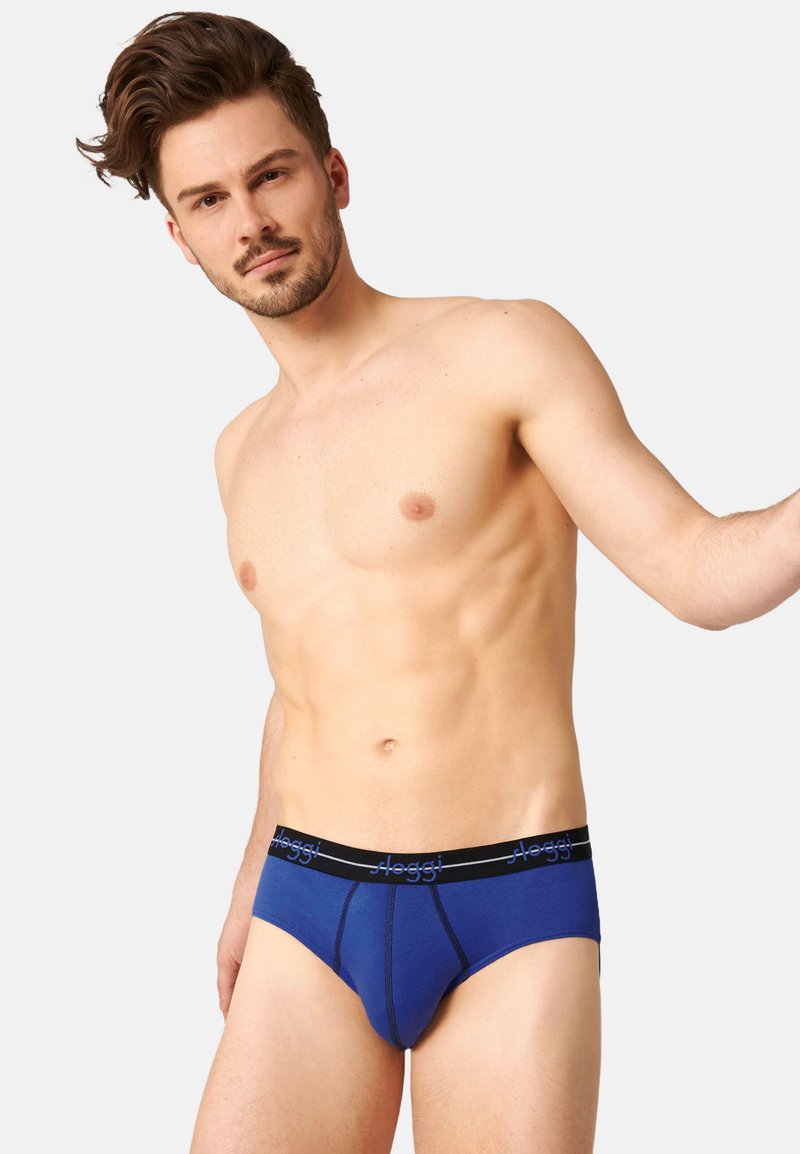 Blaue Baumwollunterhose mit einem schwarzen Bund, der ein weißes Logo trägt. Das Design ist eng anliegend mit einer glatten Textur und minimalen Nähten.