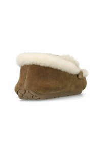 Bruine suède slipper met een witte nepwollen manchet, voorzien van een gestructureerde rubberen zool en een ronde vorm, zijaanzicht.