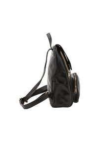 Zwarte leren rugzak met een gladde textuur, twee ritssluitingen en verstelbare schouderbanden. Voorzien van gouden hardware en een minimalistisch ontwerp.