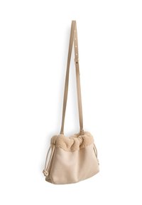 Borsa in morbida pelle beige con un top simile alla pelliccia. Presenta spallacci regolabili e una base arrotondata, che conferiscono un aspetto casual e moderno.