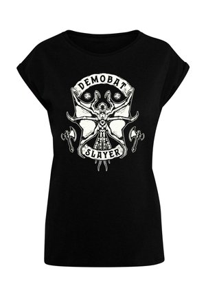 Fekete pamut póló rövid ujjal, fehér grafikai dizájnnal egy démoni alak és fejszék ábrázolásával, felirattal: "DEMOBAT SLAYER."