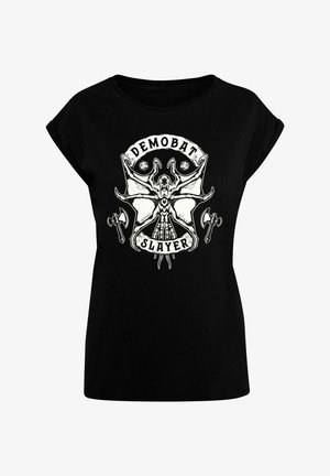 Fekete pamut póló rövid ujjal, fehér grafikai dizájnnal egy démoni alak és fejszék ábrázolásával, felirattal: "DEMOBAT SLAYER."