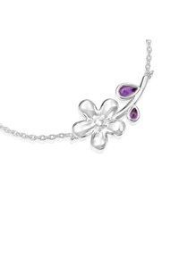Collana d'argento con design floreale, con un fiore centrale e due gemme viola a forma di goccia. La catena è a maglie collegate.