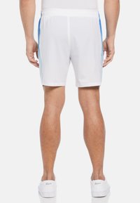 Witte sportshorts met een effen ontwerp, voorzien van blauwe mesh zijkanten, een elastische tailleband en een gladde stof.