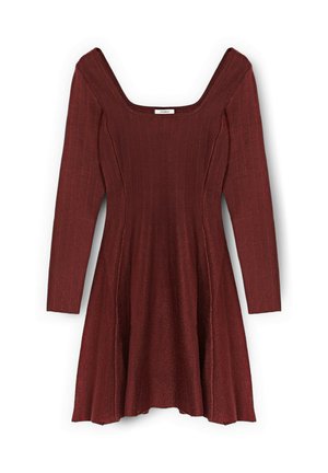 Bordowa sukienka prążkowana z długimi rękawami, kwadratowym dekoltem i rozkloszowaną spódnicą. Gładka tekstura z subtelnymi, błyszczącymi detalami na całej powierzchni.