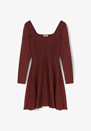 Bordeauxrode geribde jurk met lange mouwen, een vierkante halslijn en een uitlopende rok. Gladde textuur met subtiele glinsterdetails overal.