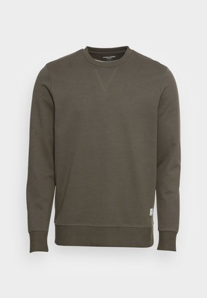 Sweat-shirt vert olive à manches longues avec col rond, poignets et ourlet côtelés, avec une petite étiquette blanche près du bas.