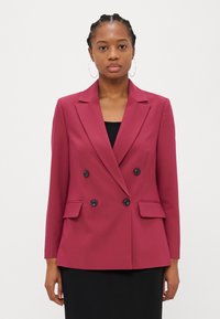 Blazer fucsia doppiopetto con rever, due tasche frontali e bottoni neri, realizzato in tessuto liscio, vestibilità attillata.