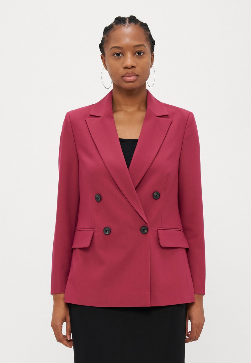 Blazer fucsia doppiopetto con rever, due tasche frontali e bottoni neri, realizzato in tessuto liscio, vestibilità attillata.