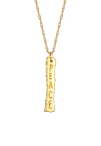 Gold Anhänger mit einer strukturierten, länglichen Stange, auf der das Wort "Frieden" in Orange eingraviert ist. Feine Kette mit einer gedrehten Gestaltung.