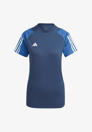 Camiseta deportiva Adidas azul marino con mangas azul claro, tres franjas blancas en las mangas y logotipo blanco de Adidas en el pecho.