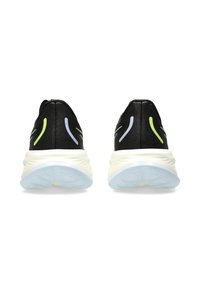 Zapatillas atléticas negras con un upper texturizado, que cuentan con acentos en verde y azul, y una entresuela blanca ligera con una suela transparente.