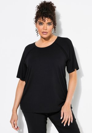 Zwarte T-shirt met korte mouwen en een ronde halslijn, voorzien van textuurstiksels langs de schouders. Gemaakt van een zachte, gladde stof.