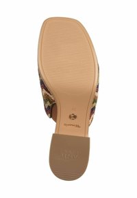 Scarpa in tessuto intrecciato multicolore con suola in gomma beige, caratterizzata da una finitura texture e un discreto logo sul fondo.