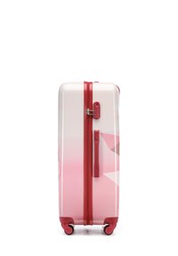 Valise rigide rose avec un design dégradé, comportant des fermetures éclairs et des roues rouges, une poignée latérale et des motifs géométriques.