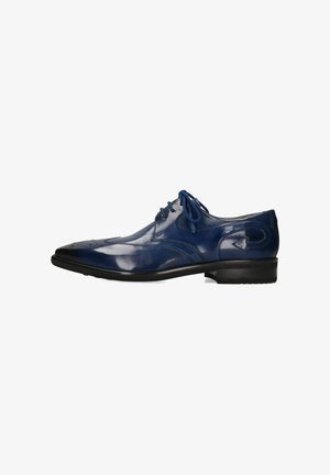 Scarpa da uomo in pelle blu con punta affilata, finitura liscia, perforazioni decorative e suola in gomma nera. Presenta chiusura con lacci.