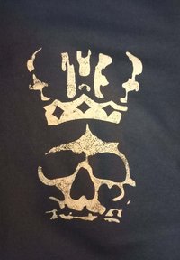 Sort t-shirt med et slidt hvidt kraniumdesign og en krone, der fremhæver detaljerede elementer og markante kontraster i farve og tekstur.
