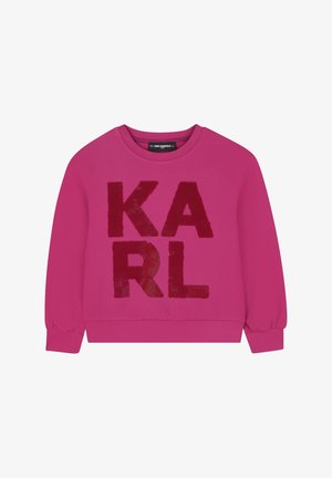Lyserød langærmet sweatshirt med store teksturerede røde bogstaver, der staver "KARL" på fronten og rund halsudskæring.